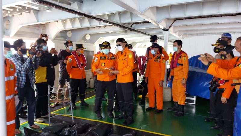 Kabasarnas Marsekal Madya TNI (Purn) Bagus Puruhito bertolak dengan KN SAR