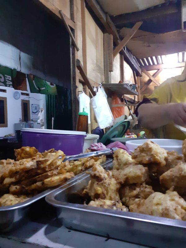 Warung Ny. Iyam seorang Pedagang Goreng dan Bala-bala
