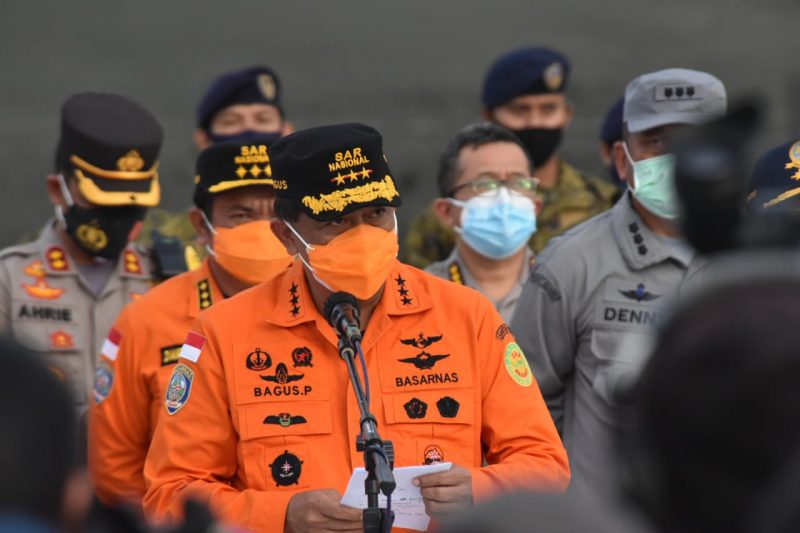 Kabasarnas Marsdya TNI (Purn) Bagus Puruhito menutup secara resmi pelaksanaan operasi SAR
