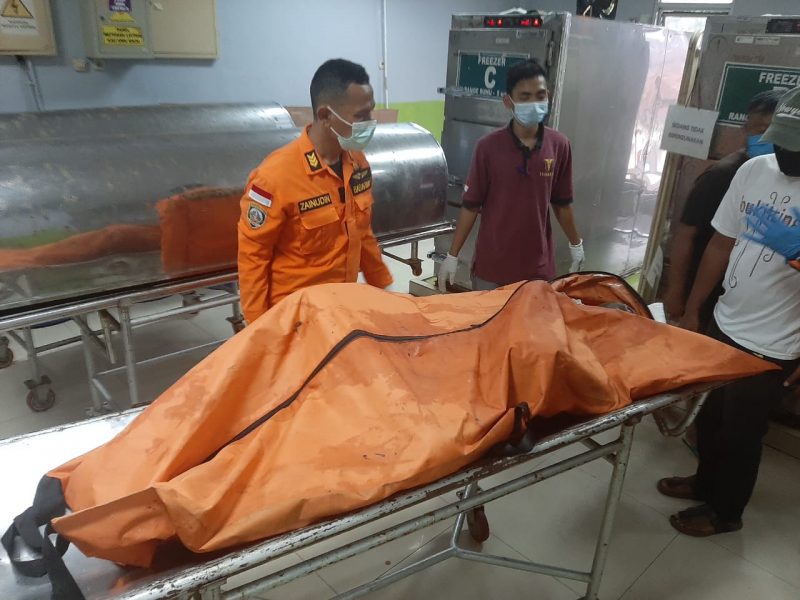 REMAJA PEJATEN YANG TENGGELAM DI KALI CILIWUNG DITEMUKAN TIM SAR GABUNGAN DALAM KEADAAN MENINGGAL DUNIA