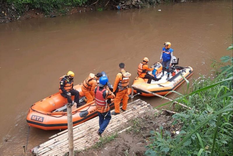 Basarnas Deploys Personnel to Evacuate Residents at Several Flood Points in Jatabek