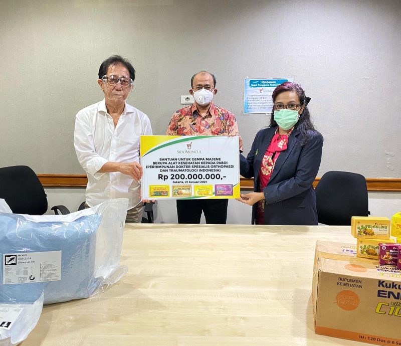 PT Industri Jamu dan Farmasi Sido Muncul, Tbk menyumbangkan uang senilai Rp 200 juta