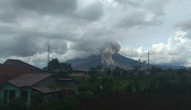 Erupsi pada Senin sekitar pukul 20.10 WIB. Natanail Menyebut Tinggi