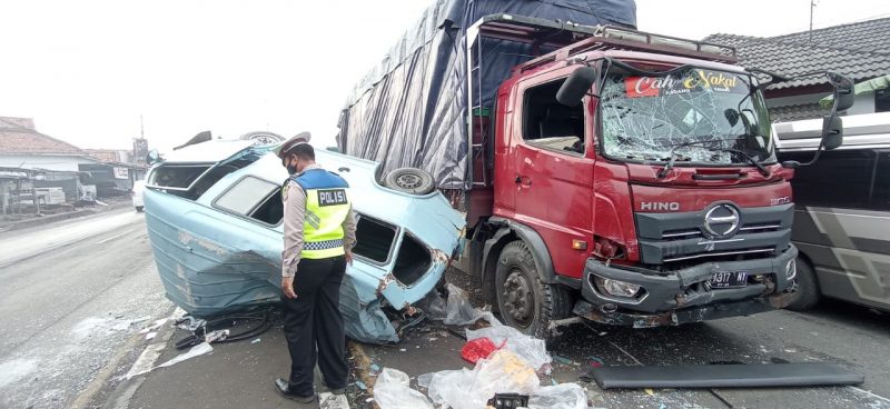Empat kendaraan terlibat kecelakaan beruntun terjadi di Jalur Pantura