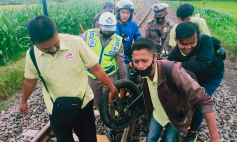 Novita Sri Susanti (24) nyaris tertabrak Kereta Api Pandanwangi saat melintas di perlintasan kereta