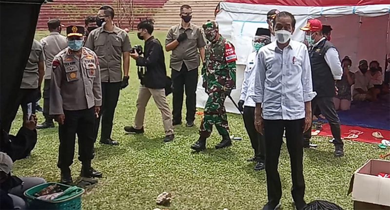 Seorang perempuan meluapkan emosinya di lokasi pengungsian gempa Sulawesi Barat