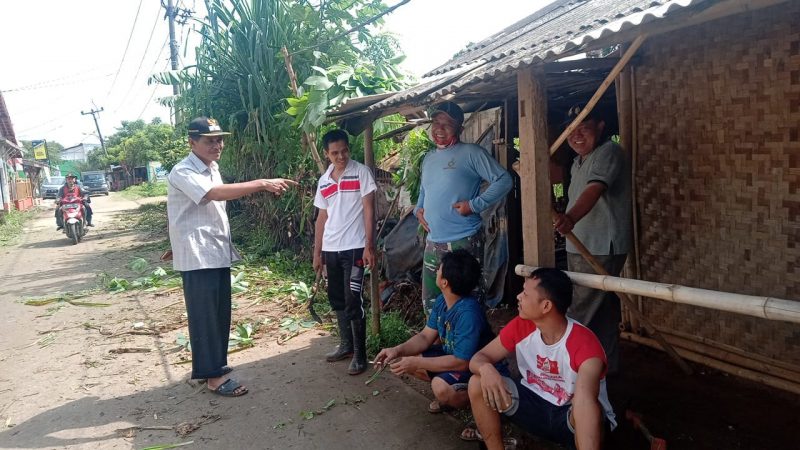 DALAM RANGKA MEMPERINGATI HARI PEDULI SAMPAH DUNIA, KADES SUKAMANAH MELAKSANAKAN GORONG