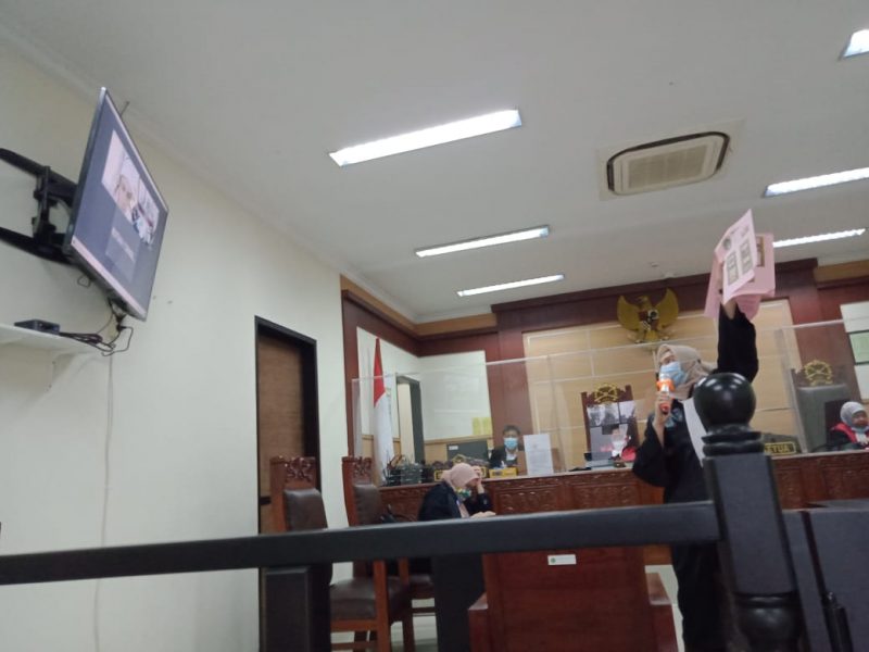 Terdakwa Umay Klara Sadi dari lapas Jambe memberikan keteranganya dalam persidangan