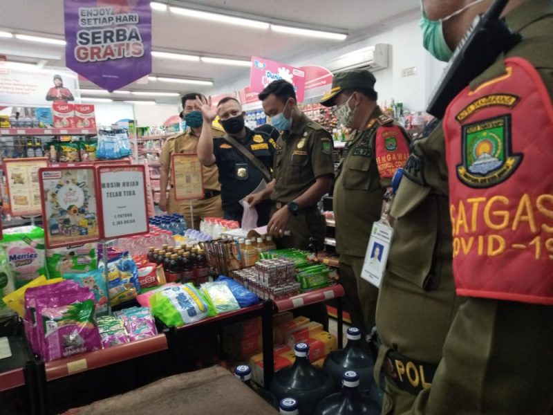 POLRES METRO TANGERANG KOTA POLSEK JATIUWUNG GELAR OPERASI PPKM MIKRO BERSAMA TIM GABUNGAN DARI SATPOL.PP KOTA TANGERANG