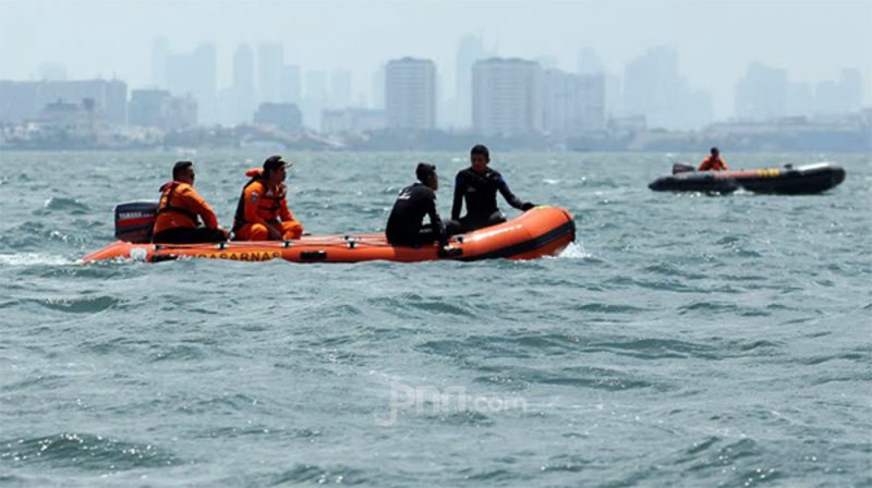 Enam awak kapal motor Jaya Setia menceburkan diri ke Sungai Mahakam di kawasan Jalan Pangeran Bendahara