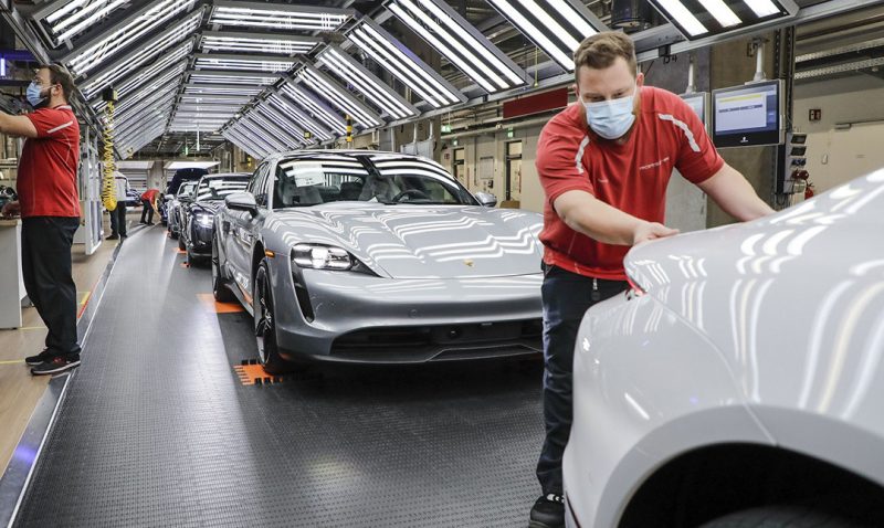 Produsen mobil mewah asal Jerman, Porsche blak-blakan tidak tertarik membangun pabrik di China