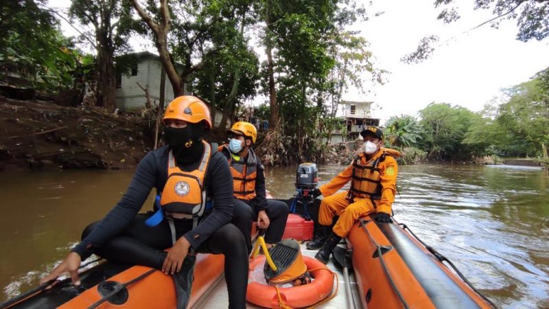 JOINED SAR TEAM DOES SEARCH FOR VICTIMS FRIDGED IN PALABUHAN RATU