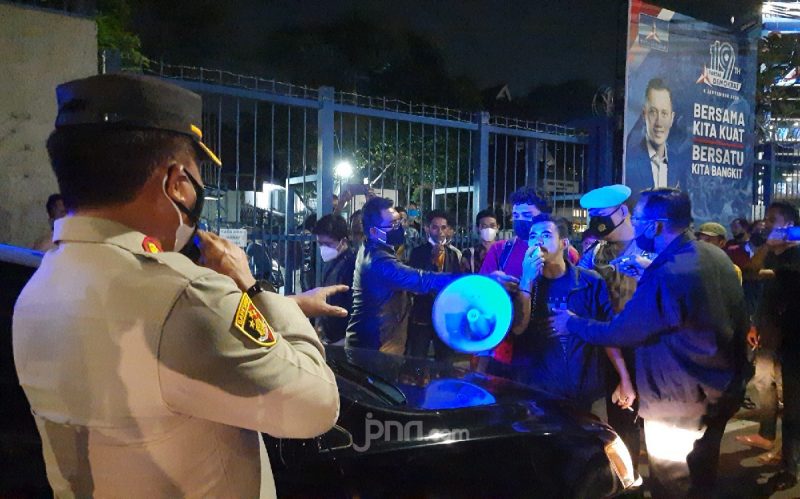 Sekelompok massa yang mengaku mahasiswa dari berbagai perguruan tinggi melakukan unjuk rasa