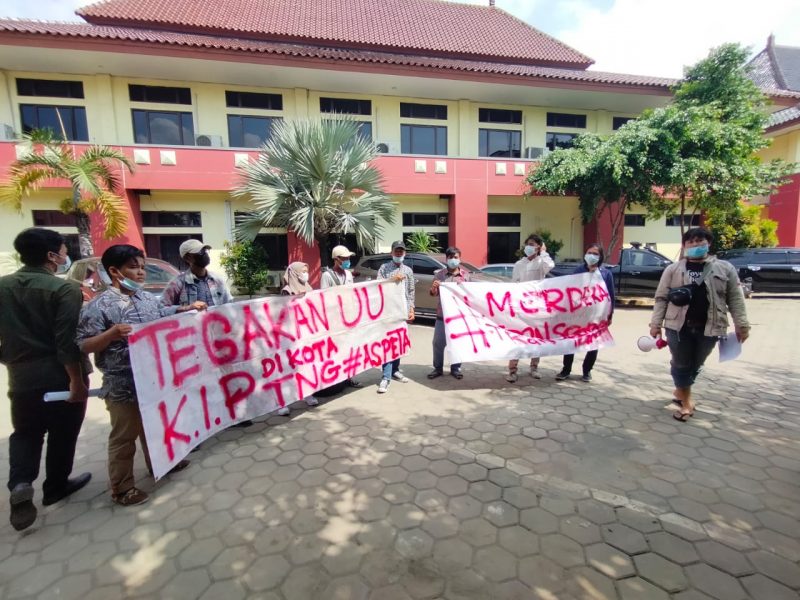 Massa berunjuk rasa di Dinas PUR Kota Tangerang sampai membakar ban bekas