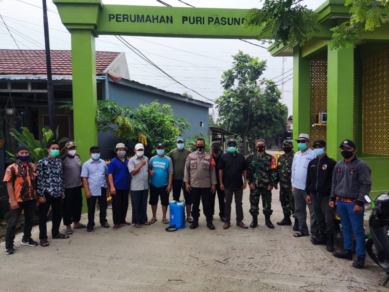 Tangerang giat SATGAS PPKM MIKRO desa PANGADEGAN melakukan penyemprotan disinfektan dan pembagian masker