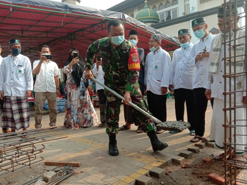 Bersama Lurah Bonang Babinsa Curug Letakan Batu Pertama, Mesjid Al-Jahad Curug
