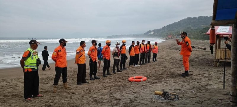 This morning the joint SAR team again conducted a search for a teenager named M. Hasbi (17) who was swept