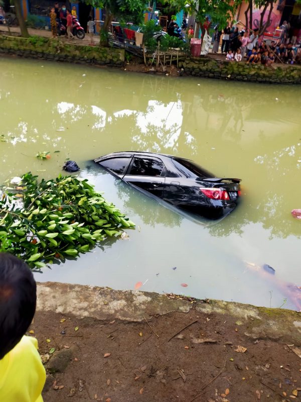 KECELAKAAN TUNGGAL MOBIL TERJUN BEBAS DALAM KALI SONDOL DIWILAYAH JALAN UTAMA CADAS KUKUN
