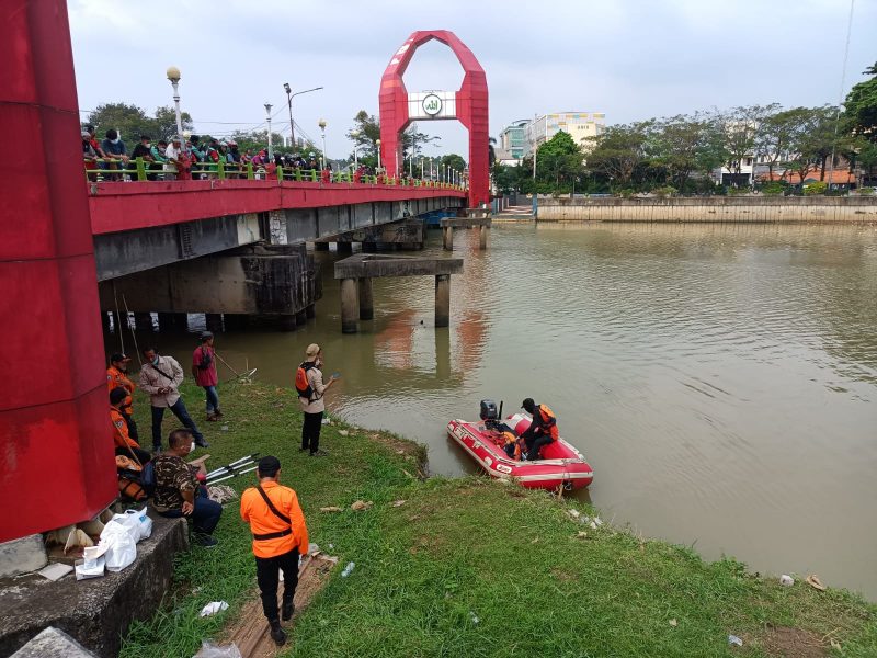Korban yang diketahui bernama Muhammad Dinata (59) menceburkan dirinya ke dalam aliran kali Cisadane