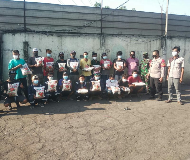 GIAT PENYALURAN BERAS BANTUAN POLRI Di DESA PANGADEGAN, YANG TERDAMPAK COVID-19 PADA MASA PPKM lEVEL 4.