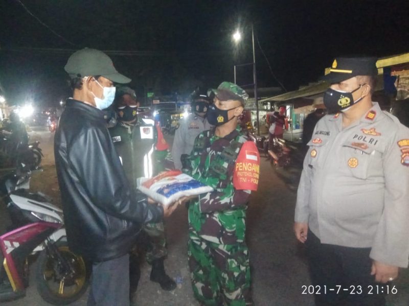 Kapolsek Kresek Bagikan Sembako Kepada Masyarakat Terdampak PPKM Level 4
