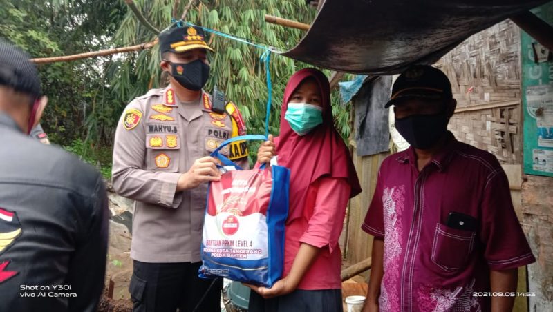KAPOLRES SAMBANGI SERTA BERIKAN BANTUAN KEPADA WARGA YANG KURANG MAMPU DI DESA PANGADEGAN.