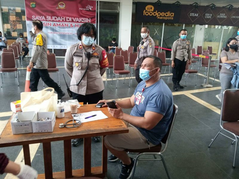 JAJARAN KEPOLISAN SEKTOR NEGLASARI MELAKSANAKAN KEGIATAN VAKSINASI GRATIS BERTAJUK VAKSINASI MERDEKA
