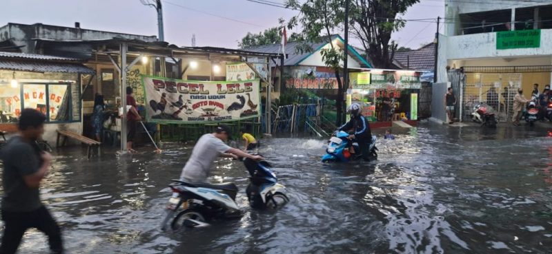 Warga Kotabumi Pasar Kemis Kabupaten Tangerang, keluhkan drainase yang buruk setiap