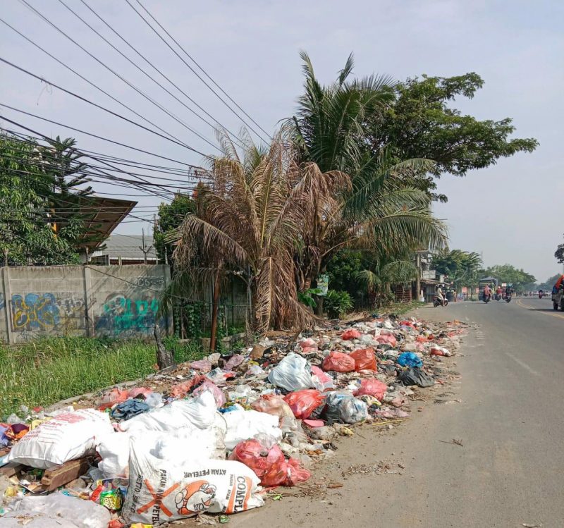 SAMPAH MENUMPUK DI SETIAP PINGGIR JALAN RAYA, SIAPA YANG TANGGUNG JAWAB