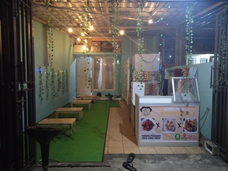 Garasi Cafe yang terdapat di jl. Sasak, jl. Al-Hidayah rt 005/003, Poris Plawad Indah, Kecamatan Cipondoh Kota Tangerang ini mengusung tema