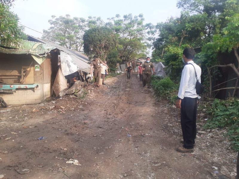 Pengelola tempat pembuangan akhir (TPA) sampah di bantaran Sungai Cisadane, Kecamatan Neglasari,
