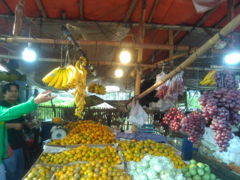 Penjualan bauh di tiga tempat, perapatan sepàtan, perapatan tanah merah, dan sepanjang jln raya kedaung penjual buah