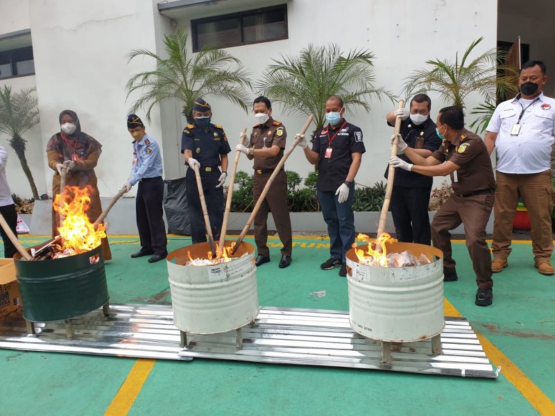Kejaksaan Negeri Kota Tangerang musnahkan barang bukti uang palsu sebanyak USD 7740 lembar