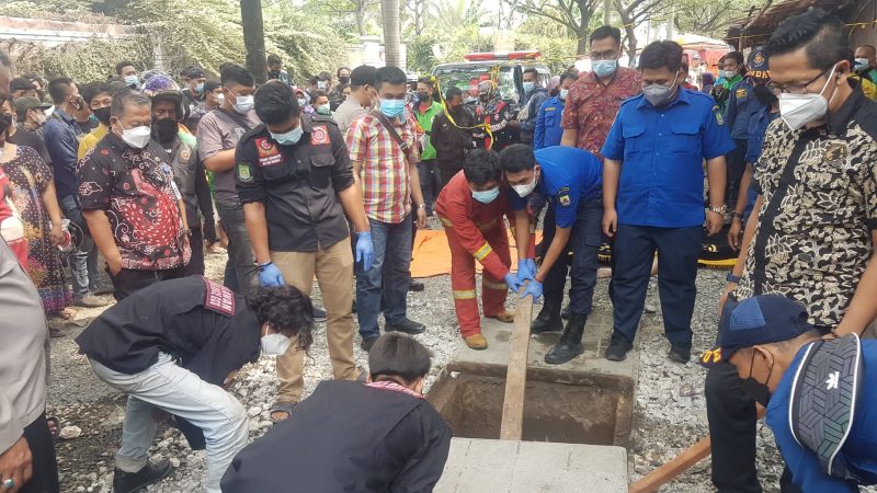 Telah terjadi inseden, para tenaga kulih pembongkaran dan pemesangan kabel telpon meninggal