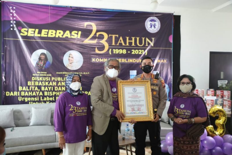 Kombes Pol Wahyu Sri Bintoro mendapatkan penghargaan dari Komisi Nasional Perlindungan Anak
