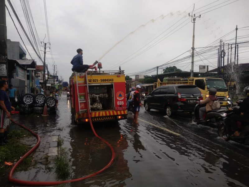 Tim kami melakukan penyedotan air di sekitar pemukiman penduduk, karena air tidak bisa mengalir