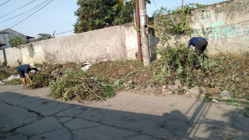 WARGA PABUARAN PANGADEGAN – SUKAMANTRI BERGOTONG ROYONG BERSIHKAN SELOKAN AIR