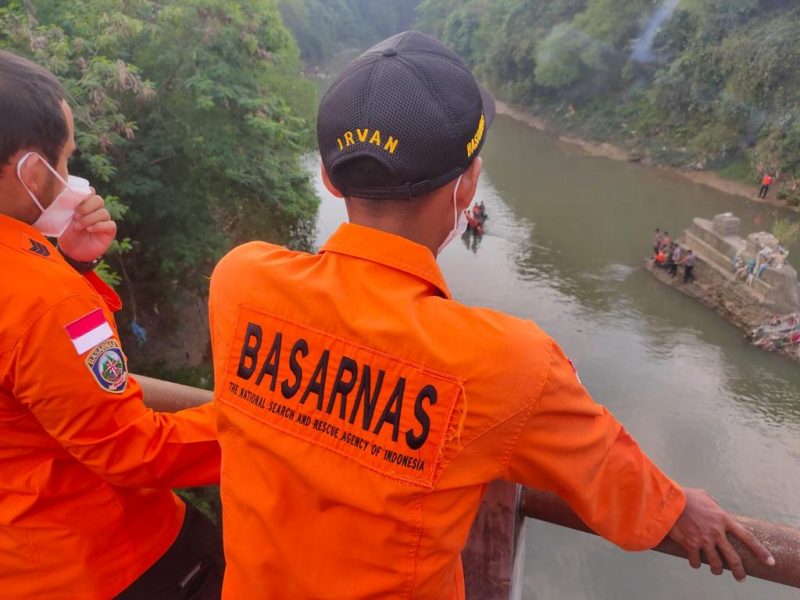 TIM SAR GABUNGAN CARI WARGA YANG MENCEBURKAN DIRI KE SUNGAI CILEUNGSI