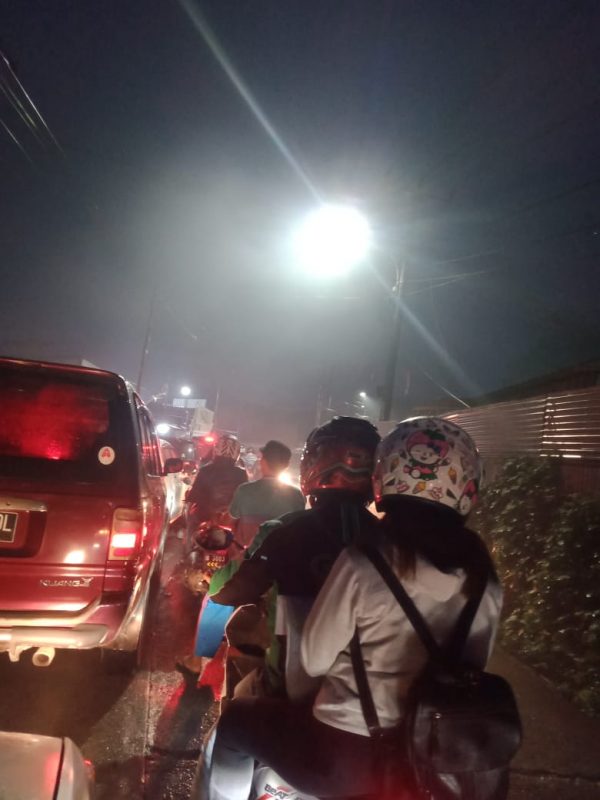 Kota Tangerang saat di guyur Hujan, Senin, (18/10) dari jam 04.00 sampa jam 18.00 Wib, licin dan rusak