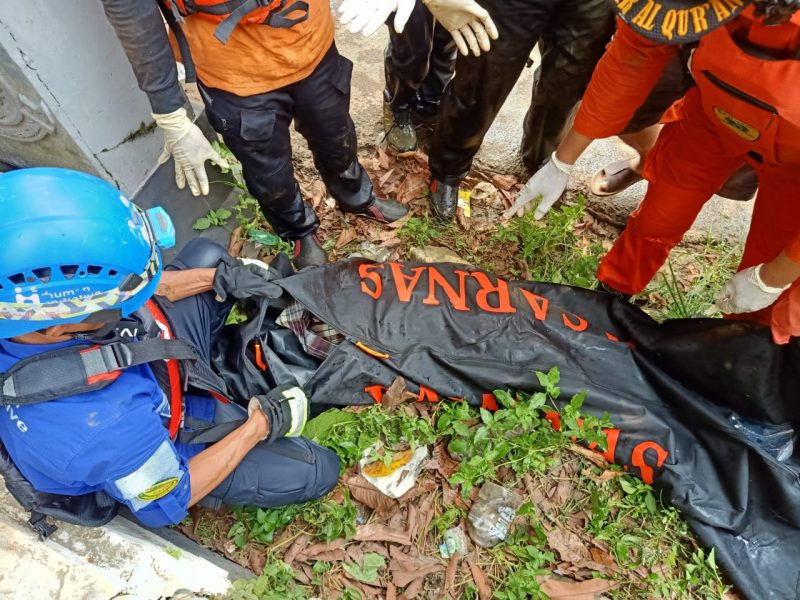 Putri Yasmin di temukan tim sar di akli Anggke dalam keadaan meninggal dunia