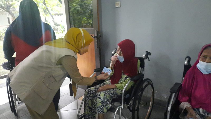 Dinas Kependudukan Pencatatan Sipil merekam dan menyerahkan KTP elektronik pada Pondok Lansia