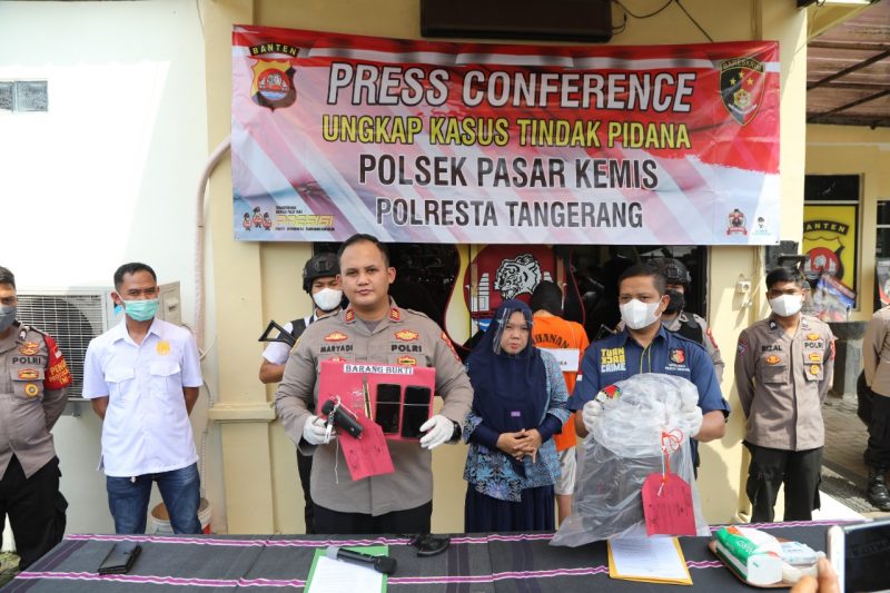 MRH di digiring oleh pihak Polsek Pasarkemis, setelah bingung buang kemana mayat