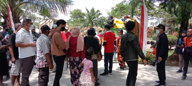 Warga antre mengambil kupon untuk digunakan mengikuti pengobatan gratis