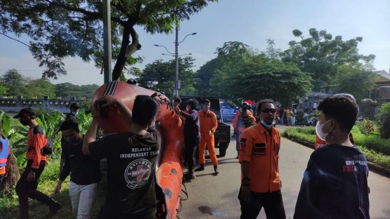 Seorang anak yang tenggelam di Saluran Air PHB Robusta, Kecamatan Duren Sawit,
