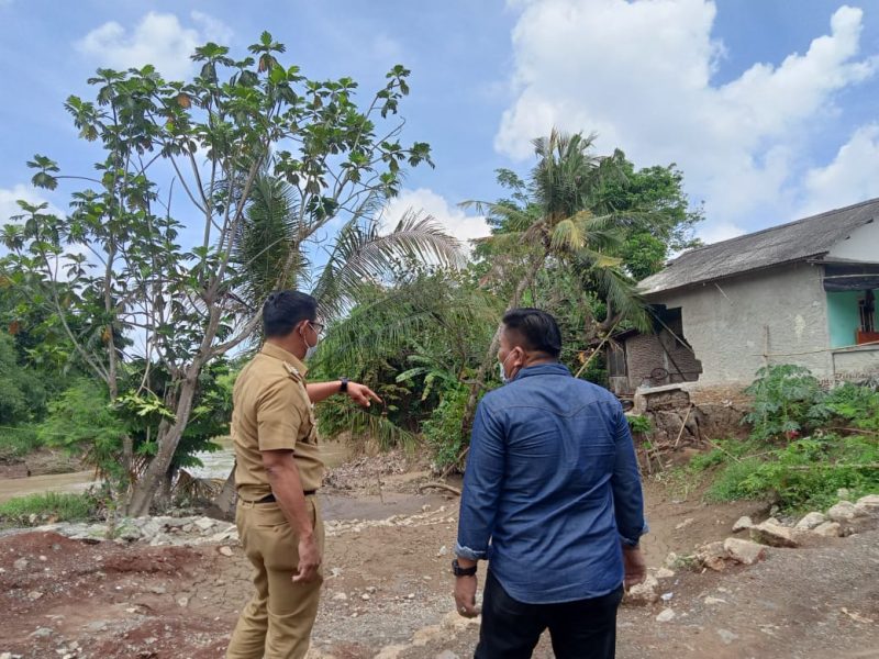 Camat kresek beserta Kapolsek tinjau tanggul rawan banjir.