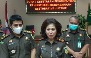 Berdasarkan hasil penyelidikan unit Reskrim Polsek Kronjo, pelaku dijerat dengan pasal 351