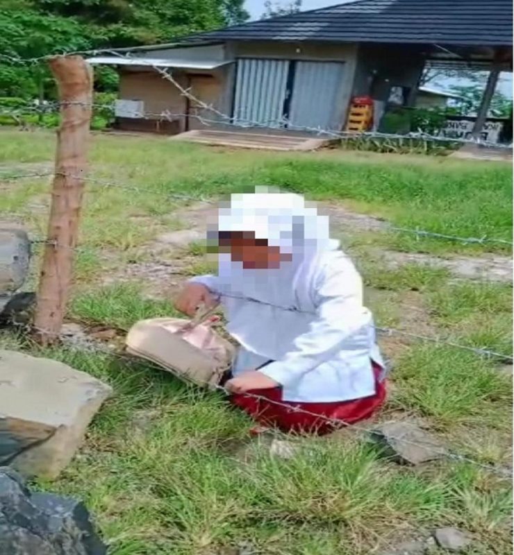 Mawar baru duduk di bangku SD, sudah terhambat mendapatkan ilmu dari Seorang guru