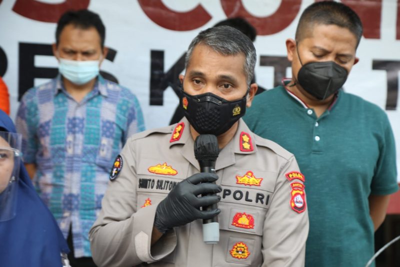 Petugas kemudian melakukan pengembangan dengan memeriksa dan menggeledah ruko