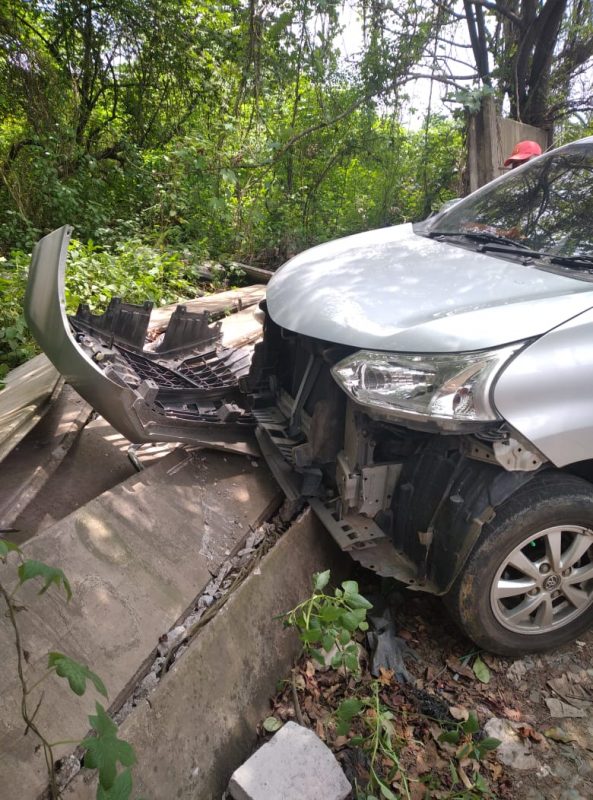 Tadi siang ada kecelakaan tunggal, mobil Inova B.1748 ZO menabrak media jalan kedian sekitar Jam : 11.50 wib