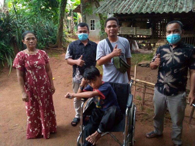 Kedatangan ketua pimpinan anak cabang Tigaraksa ,Sakri dan Eman Suherman bendahara dari PAC membagikan korsi roda